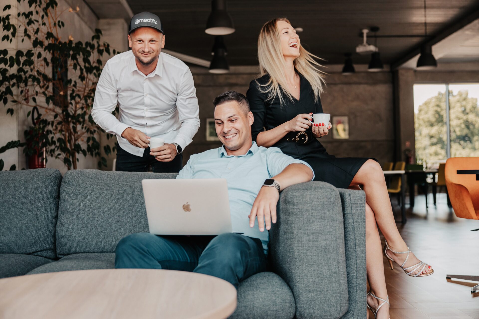 Adam David a Markéta   David sedí s notebookem na pohovce   smějeme se